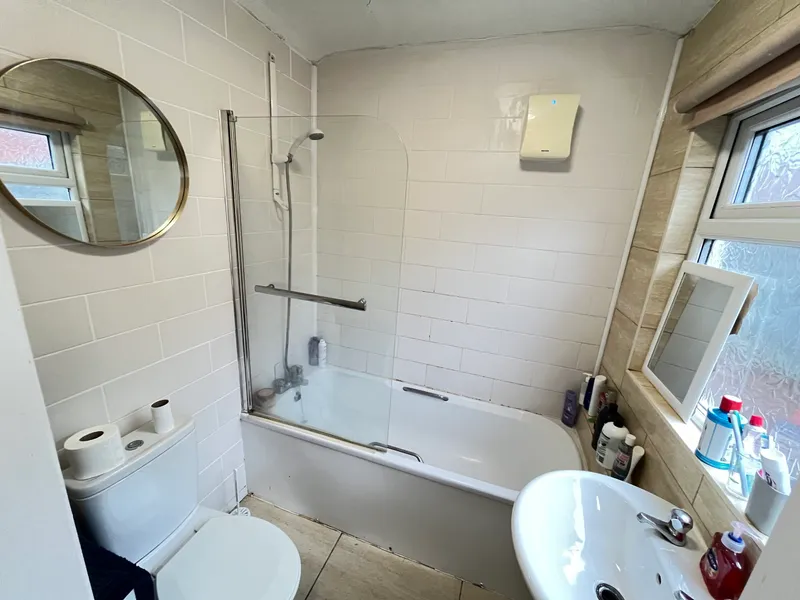 Large 3 Bed House // July 2026 - Image 13